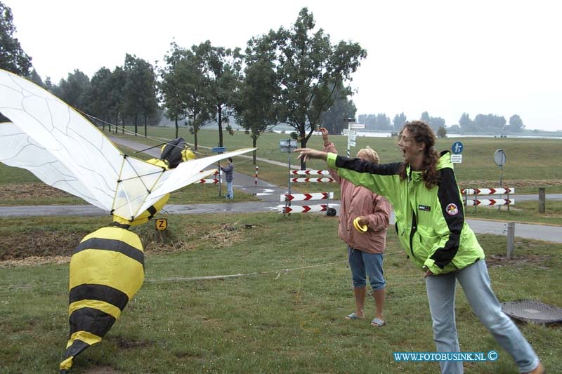 99080709.jpg - DE STEM VAN DORDT ::Zwijndrecht:07-08-1999:vlieger Festival op de veerplaat door de regen was er niet zoheel veel mesmejn op de been.Deze digitale foto blijft eigendom van FOTOPERSBURO BUSINK. Wij hanteren de voorwaarden van het N.V.F. en N.V.J. Gebruik van deze foto impliceert dat u bekend bent  en akkoord gaat met deze voorwaarden bij publicatie.EB/ETIENNE BUSINK