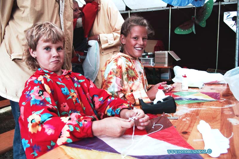 99080710.jpg - DE ZWIJNDRECHTSE KOMBINATIE :Zwijndrecht:07-08-1999:vlieger Festival op de veerplaat door de regen was er niet zoheel veel mesmejn op de been.Deze digitale foto blijft eigendom van FOTOPERSBURO BUSINK. Wij hanteren de voorwaarden van het N.V.F. en N.V.J. Gebruik van deze foto impliceert dat u bekend bent  en akkoord gaat met deze voorwaarden bij publicatie.EB/ETIENNE BUSINK