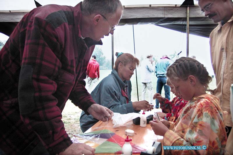 99080712.jpg - DE STEM VAN DORDT ::Zwijndrecht:07-08-1999:vlieger Festival op de veerplaat door de regen was er niet zoheel veel mesmejn op de been.Deze digitale foto blijft eigendom van FOTOPERSBURO BUSINK. Wij hanteren de voorwaarden van het N.V.F. en N.V.J. Gebruik van deze foto impliceert dat u bekend bent  en akkoord gaat met deze voorwaarden bij publicatie.EB/ETIENNE BUSINK