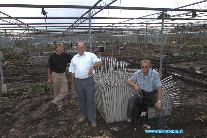 99081001.jpg - DE DORDTENAAR :H.I.Ambacht:10-08-1999:vrouwegeleweg 109 eerste kassen worden afgebroken voor nieuwbouwwijk hia/zwijndrechtDeze digitale foto blijft eigendom van FOTOPERSBURO BUSINK. Wij hanteren de voorwaarden van het N.V.F. en N.V.J. Gebruik van deze foto impliceert dat u bekend bent  en akkoord gaat met deze voorwaarden bij publicatie.EB/ETIENNE BUSINK