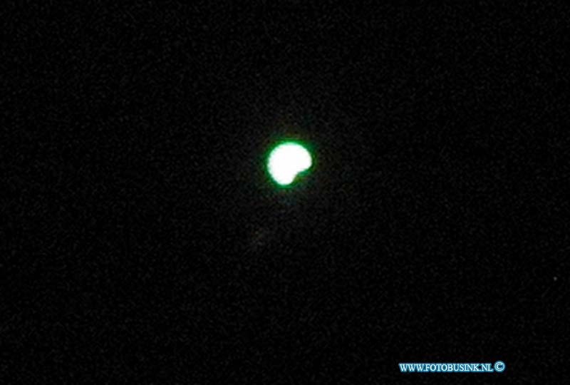 99081120.jpg - DE WOENSDAG :Frankrijk:11-08-1999:de eclips in noord frankrijk in de plaats caxeu .Deze digitale foto blijft eigendom van FOTOPERSBURO BUSINK. Wij hanteren de voorwaarden van het N.V.F. en N.V.J. Gebruik van deze foto impliceert dat u bekend bent  en akkoord gaat met deze voorwaarden bij publicatie.EB/ETIENNE BUSINK