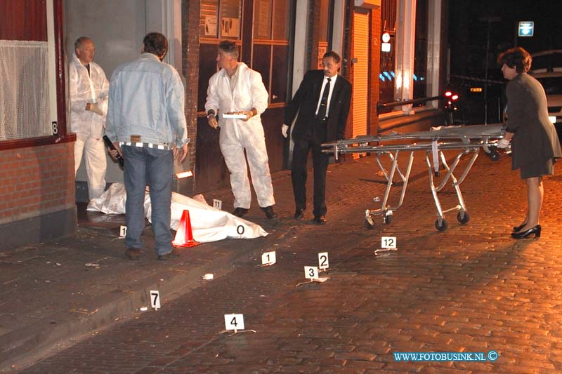 99081301.jpg - DE STEM VAN DORDT:Dordrecht:13-08-1999:op de wijnstraat bij cafe de stapper is vannacht om 1,30 uur een man dood schoten door een bromfietser die voor bijreed de bromfietser vuurde 6 kogels af op een groep mannen die buiten voor het cafe stonden te praten de middelste manwerd geraakt door 3 v an de 6 kogels en overleedt ter plaatsen aan zijn verwondingen de politie gaat er van uit dat de man bewust is geraakt en de andere mannen bleven ongedeerd. Deze digitale foto blijft eigendom van FOTOPERSBURO BUSINK. Wij hanteren de voorwaarden van het N.V.F. en N.V.J. Gebruik van deze foto impliceert dat u bekend bent  en akkoord gaat met deze voorwaarden bij publicatie.EB/ETIENNE BUSINK
