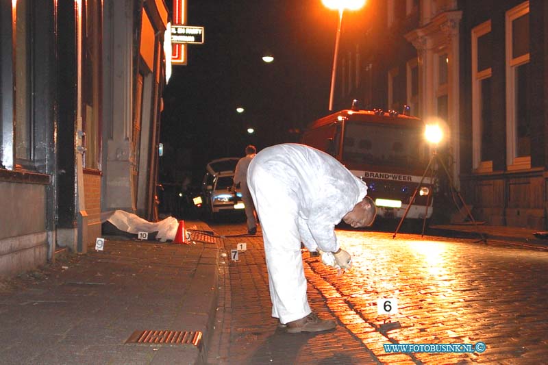 99081303.jpg - WFA :Dordrecht:13-08-1999:op de wijnstraat bij cafe de stapper is vannacht om 1,30 uur een man dood schoten door een bromfietser die voor bijreed de bromfietser vuurde 6 kogels af op een groep mannen die buiten voor het cafe stonden te praten de middelste manwerd geraakt door 3 v an de 6 kogels en overleedt ter plaatsen aan zijn verwondingen de politie gaat er van uit dat de man bewust is geraakt en de andere mannen bleven ongedeerd. Deze digitale foto blijft eigendom van FOTOPERSBURO BUSINK. Wij hanteren de voorwaarden van het N.V.F. en N.V.J. Gebruik van deze foto impliceert dat u bekend bent  en akkoord gaat met deze voorwaarden bij publicatie.EB/ETIENNE BUSINK