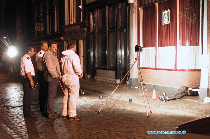 99081307.jpg - ROTTERDAMS DAGBLAD:Dordrecht:13-08-1999:op de wijnstraat bij cafe de stapper is vannacht om 1,30 uur een man dood schoten door een bromfietser die voor bijreed de bromfietser vuurde 6 kogels af op een groep mannen die buiten voor het cafe stonden te praten de middelste manwerd geraakt door 3 v an de 6 kogels en overleedt ter plaatsen aan zijn verwondingen de politie gaat er van uit dat de man bewust is geraakt en de andere mannen bleven ongedeerd. Deze digitale foto blijft eigendom van FOTOPERSBURO BUSINK. Wij hanteren de voorwaarden van het N.V.F. en N.V.J. Gebruik van deze foto impliceert dat u bekend bent  en akkoord gaat met deze voorwaarden bij publicatie.EB/ETIENNE BUSINK