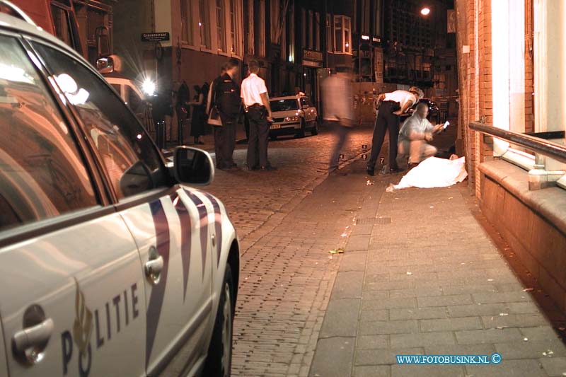 99081308.jpg - DE DORDTENAAR:Dordrecht:13-08-1999:op de wijnstraat bij cafe de stapper is vannacht om 1,30 uur een man dood schoten door een bromfietser die voor bijreed de bromfietser vuurde 6 kogels af op een groep mannen die buiten voor het cafe stonden te praten de middelste manwerd geraakt door 3 v an de 6 kogels en overleedt ter plaatsen aan zijn verwondingen de politie gaat er van uit dat de man bewust is geraakt en de andere mannen bleven ongedeerd. Deze digitale foto blijft eigendom van FOTOPERSBURO BUSINK. Wij hanteren de voorwaarden van het N.V.F. en N.V.J. Gebruik van deze foto impliceert dat u bekend bent  en akkoord gaat met deze voorwaarden bij publicatie.EB/ETIENNE BUSINK