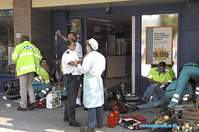 99081309.jpg - WFA :Zwijndrecht:13-08-1999:een overval/diefstal op een filliaal van supper de boer in wc oudelands ambacht heden middag.een man rekende afbij de kassa de filliaalhouder vertrouwde de man niet en vroeg de man of hij in zijn tas  mocht kijken de dief/overvaller trok een pistool en bedrijgde 2 medewerkers van supper de boer en schoot de filliaal houder en een medewerken voor de deur neer met een pistool en zette het op een rennen de politie wist de dader snel te pakken de  2 gewonden zijn met ernstige verwonding door assisentie van een heliokopter van de ggd en 4 zoiekenwagens naar het ziekenhuis verwoerd..Deze digitale foto blijft eigendom van FOTOPERSBURO BUSINK. Wij hanteren de voorwaarden van het N.V.F. en N.V.J. Gebruik van deze foto impliceert dat u bekend bent  en akkoord gaat met deze voorwaarden bij publicatie.EB/ETIENNE BUSINK