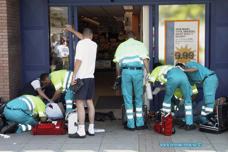 99081310.jpg - ROTTERDAMS DAGBLAD :Zwijndrecht:13-08-1999:een overval/diefstal op een filliaal van supper de boer in wc oudelands ambacht heden middag.een man rekende afbij de kassa de filliaalhouder vertrouwde de man niet en vroeg de man of hij in zijn tas  mocht kijken de dief/overvaller trok een pistool en bedrijgde 2 medewerkers van supper de boer en schoot de filliaal houder en een medewerken voor de deur neer met een pistool en zette het op een rennen de politie wist de dader snel te pakken de  2 gewonden zijn met ernstige verwonding door assisentie van een heliokopter van de ggd en 4 zoiekenwagens naar het ziekenhuis verwoerd..Deze digitale foto blijft eigendom van FOTOPERSBURO BUSINK. Wij hanteren de voorwaarden van het N.V.F. en N.V.J. Gebruik van deze foto impliceert dat u bekend bent  en akkoord gaat met deze voorwaarden bij publicatie.EB/ETIENNE BUSINK