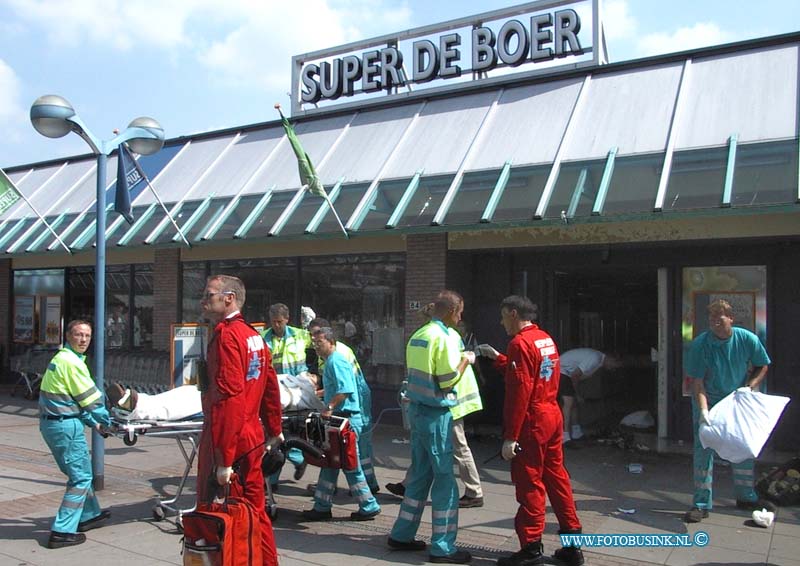 99081311.jpg - WFA :Zwijndrecht:13-08-1999:een overval/diefstal op een filliaal van supper de boer in wc oudelands ambacht heden middag.een man rekende afbij de kassa de filliaalhouder vertrouwde de man niet en vroeg de man of hij in zijn tas  mocht kijken de dief/overvaller trok een pistool en bedrijgde 2 medewerkers van supper de boer en schoot de filliaal houder en een medewerken voor de deur neer met een pistool en zette het op een rennen de politie wist de dader snel te pakken de  2 gewonden zijn met ernstige verwonding door assisentie van een heliokopter van de ggd en 4 zoiekenwagens naar het ziekenhuis verwoerd..Deze digitale foto blijft eigendom van FOTOPERSBURO BUSINK. Wij hanteren de voorwaarden van het N.V.F. en N.V.J. Gebruik van deze foto impliceert dat u bekend bent  en akkoord gaat met deze voorwaarden bij publicatie.EB/ETIENNE BUSINK