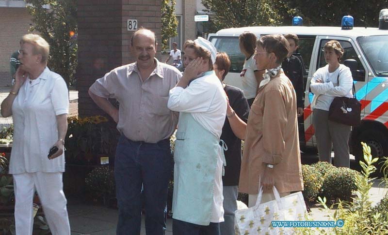 99081314.jpg - WFA :Zwijndrecht:13-08-1999:een overval/diefstal op een filliaal van supper de boer in wc oudelands ambacht heden middag.een man rekende afbij de kassa de filliaalhouder vertrouwde de man niet en vroeg de man of hij in zijn tas  mocht kijken de dief/overvaller trok een pistool en bedrijgde 2 medewerkers van supper de boer en schoot de filliaal houder en een medewerken voor de deur neer met een pistool en zette het op een rennen de politie wist de dader snel te pakken de  2 gewonden zijn met ernstige verwonding door assisentie van een heliokopter van de ggd en 4 zoiekenwagens naar het ziekenhuis verwoerd..Deze digitale foto blijft eigendom van FOTOPERSBURO BUSINK. Wij hanteren de voorwaarden van het N.V.F. en N.V.J. Gebruik van deze foto impliceert dat u bekend bent  en akkoord gaat met deze voorwaarden bij publicatie.EB/ETIENNE BUSINK