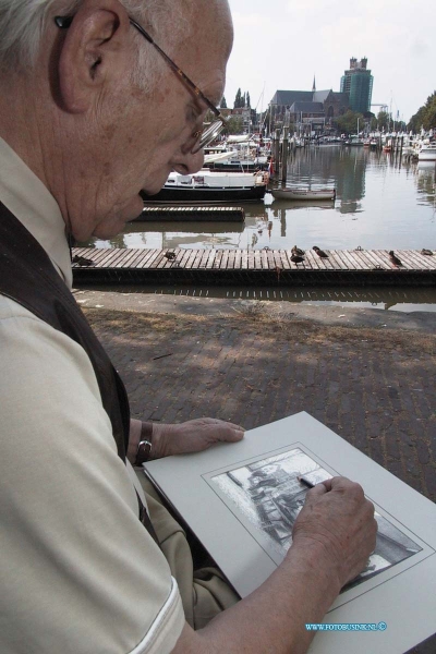 99081321.jpg - DE STEM VAN DORDT :Dordrecht::13-08-1999:dhr wim strek heeft tekening prenten boek gemaakt over oud dordrecht bij nieuwehaven op de fotoDeze digitale foto blijft eigendom van FOTOPERSBURO BUSINK. Wij hanteren de voorwaarden van het N.V.F. en N.V.J. Gebruik van deze foto impliceert dat u bekend bent  en akkoord gaat met deze voorwaarden bij publicatie.EB/ETIENNE BUSINK