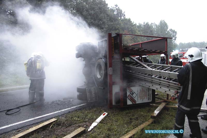 99081401.jpg - DE DORDTENAAR :Oud Alblas:14-08-1999:provinaleweg naar oud alblas vrachtwagen gekandeld en in brand gevlogen de brandweer had  het vuur snelonder controle maar het takel bedrijf had de grootste moeite om het wrak weg te tekelenDeze digitale foto blijft eigendom van FOTOPERSBURO BUSINK. Wij hanteren de voorwaarden van het N.V.F. en N.V.J. Gebruik van deze foto impliceert dat u bekend bent  en akkoord gaat met deze voorwaarden bij publicatie.EB/ETIENNE BUSINK