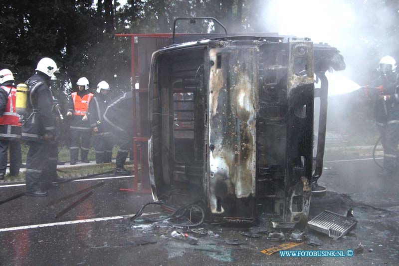 99081403.jpg - DE DORDTENAAR :Oud Alblas:14-08-1999:provinaleweg naar oud alblas vrachtwagen gekandeld en in brand gevlogen de brandweer had  het vuur snelonder controle maar het takel bedrijf had de grootste moeite om het wrak weg te tekelenDeze digitale foto blijft eigendom van FOTOPERSBURO BUSINK. Wij hanteren de voorwaarden van het N.V.F. en N.V.J. Gebruik van deze foto impliceert dat u bekend bent  en akkoord gaat met deze voorwaarden bij publicatie.EB/ETIENNE BUSINK