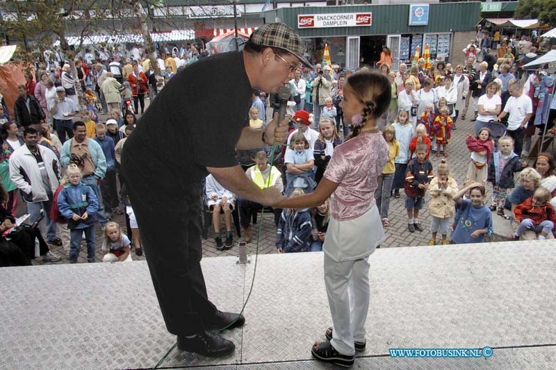 99081406.jpg - DE DORDTENAAR :Dordrecht:14-08-1999:Damplein dubbeldam kinderdag met kramen en een roadschow waar ze kunnen playbackenDeze digitale foto blijft eigendom van FOTOPERSBURO BUSINK. Wij hanteren de voorwaarden van het N.V.F. en N.V.J. Gebruik van deze foto impliceert dat u bekend bent  en akkoord gaat met deze voorwaarden bij publicatie.EB/ETIENNE BUSINK