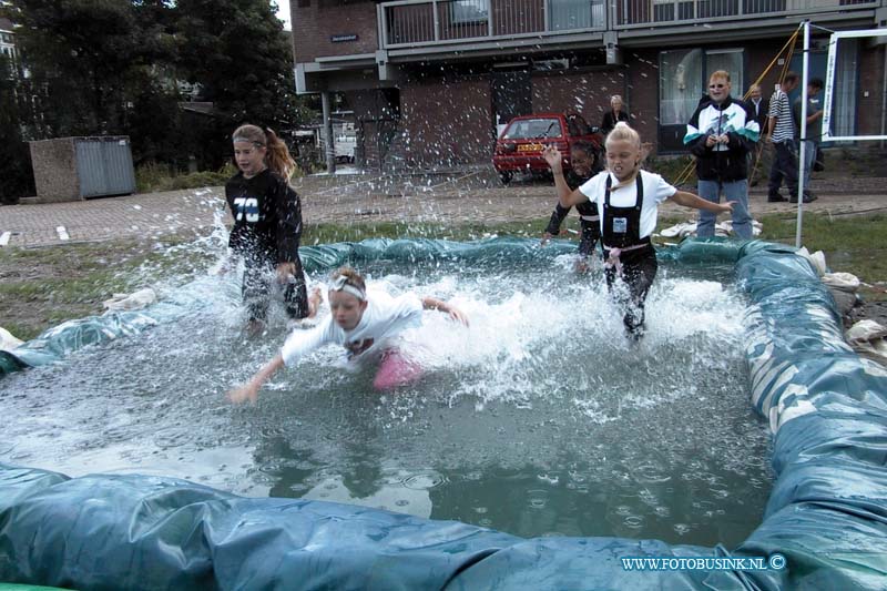 99081502.jpg - DE MERWESTEIJN :Dordrecht:15-08-1999:kinderzomerfeest in de blijehoek / de vest het heleweekend werden de kinderen en ouders bezig gehouden met allerlei spelletjes waar onder andre een 6 kampDeze digitale foto blijft eigendom van FOTOPERSBURO BUSINK. Wij hanteren de voorwaarden van het N.V.F. en N.V.J. Gebruik van deze foto impliceert dat u bekend bent  en akkoord gaat met deze voorwaarden bij publicatie.EB/ETIENNE BUSINK