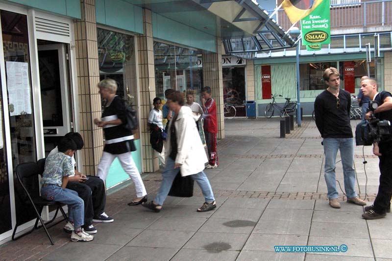 99081603.jpg - DE DORDTENAAR :Zwijndrecht:16-08-1999:winkelcentrum oudelands ambacht in het chinnes restaurant bijeenkomst voor slachtoffers van de schietpartij bij super markt de boer afgelopen vrijdag middagDeze digitale foto blijft eigendom van FOTOPERSBURO BUSINK. Wij hanteren de voorwaarden van het N.V.F. en N.V.J. Gebruik van deze foto impliceert dat u bekend bent  en akkoord gaat met deze voorwaarden bij publicatie.EB/ETIENNE BUSINK