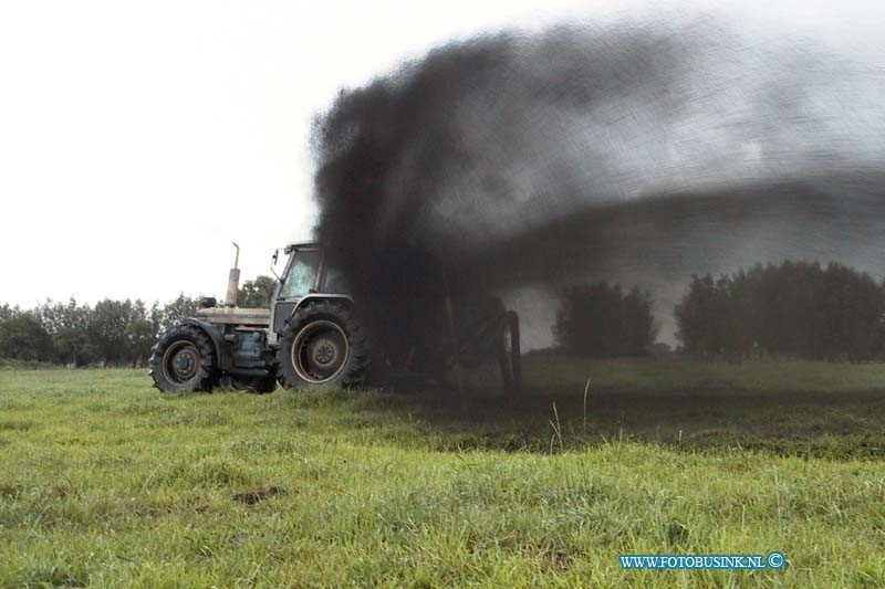 99081701.jpg - WLTO/WESTWEEK :Goudriaan:17-08-1999:achter boerderij fam de bruin achterland 28 slooten worden gebachterd met speciaale machine en trekkerdoor dhr v/d dool.Deze digitale foto blijft eigendom van FOTOPERSBURO BUSINK. Wij hanteren de voorwaarden van het N.V.F. en N.V.J. Gebruik van deze foto impliceert dat u bekend bent  en akkoord gaat met deze voorwaarden bij publicatie.EB/ETIENNE BUSINK