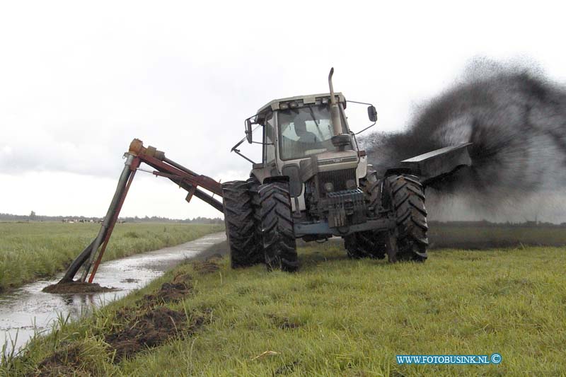 99081702.jpg - WLTO/WESTWEEK :Goudriaan:17-08-1999:achter boerderij fam de bruin achterland 28 slooten worden gebachterd met speciaale machine en trekkerdoor dhr v/d dool.Deze digitale foto blijft eigendom van FOTOPERSBURO BUSINK. Wij hanteren de voorwaarden van het N.V.F. en N.V.J. Gebruik van deze foto impliceert dat u bekend bent  en akkoord gaat met deze voorwaarden bij publicatie.EB/ETIENNE BUSINK