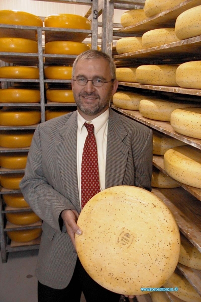 99081808.jpg - DE DORDTENAAR :Oud Alblas:18-08-1999: noordzijde 23 kaasboederij van dhr j.heijkoop deze boederij leverd boeren kaas aan albert heijn winkelketen zo als in de advertentie vermeld staat.Deze digitale foto blijft eigendom van FOTOPERSBURO BUSINK. Wij hanteren de voorwaarden van het N.V.F. en N.V.J. Gebruik van deze foto impliceert dat u bekend bent  en akkoord gaat met deze voorwaarden bij publicatie.EB/ETIENNE BUSINK