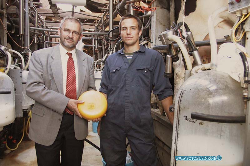 99081809.jpg - DE DORDTENAAR :Oud Alblas:18-08-1999: noordzijde 23 kaasboederij van dhr j.heijkoop deze boederij leverd boeren kaas aan albert heijn winkelketen zo als in de advertentie vermeld staat.Deze digitale foto blijft eigendom van FOTOPERSBURO BUSINK. Wij hanteren de voorwaarden van het N.V.F. en N.V.J. Gebruik van deze foto impliceert dat u bekend bent  en akkoord gaat met deze voorwaarden bij publicatie.EB/ETIENNE BUSINK