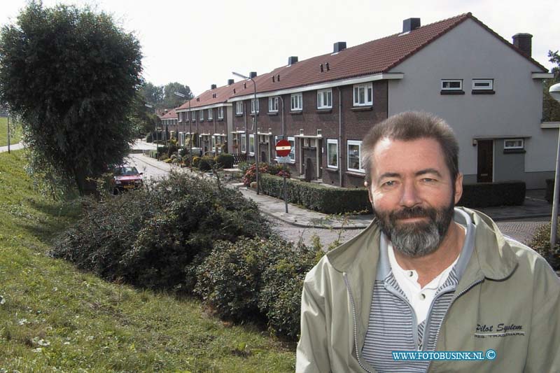 99081901.jpg - DE DORDTENAAR :Zwijndrecht:19-08-1999:dhr cees v/d leer over de wijk meerdervoordt zwijndrcht foto de wijk op de achtergrond gezien van af de lindsedijkDeze digitale foto blijft eigendom van FOTOPERSBURO BUSINK. Wij hanteren de voorwaarden van het N.V.F. en N.V.J. Gebruik van deze foto impliceert dat u bekend bent  en akkoord gaat met deze voorwaarden bij publicatie.EB/ETIENNE BUSINK