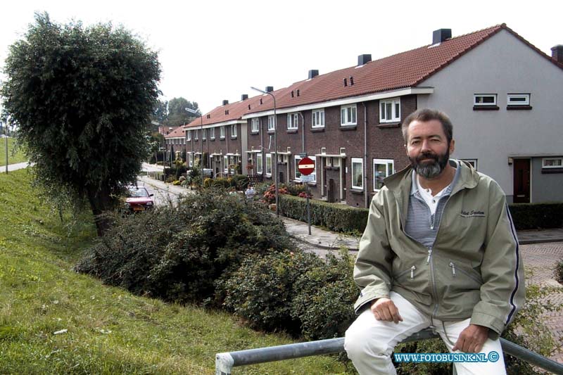 99081903.jpg - DE DORDTENAAR :Zwijndrecht:19-08-1999:dhr cees v/d leer over de wijk meerdervoordt zwijndrcht foto de wijk op de achtergrond gezien van af de lindsedijkDeze digitale foto blijft eigendom van FOTOPERSBURO BUSINK. Wij hanteren de voorwaarden van het N.V.F. en N.V.J. Gebruik van deze foto impliceert dat u bekend bent  en akkoord gaat met deze voorwaarden bij publicatie.EB/ETIENNE BUSINK