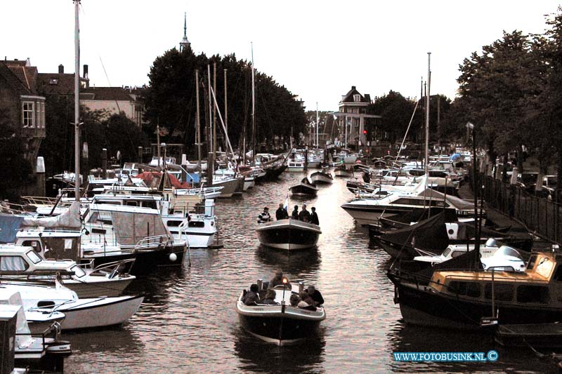 99082004.jpg - DE DORDTENAAR Dordrecht:20-08-1999:wolwevershaven start sloepen tocht in de dordtse havensDeze digitale foto blijft eigendom van FOTOPERSBURO BUSINK. Wij hanteren de voorwaarden van het N.V.F. en N.V.J. Gebruik van deze foto impliceert dat u bekend bent  en akkoord gaat met deze voorwaarden bij publicatie.EB/ETIENNE BUSINK