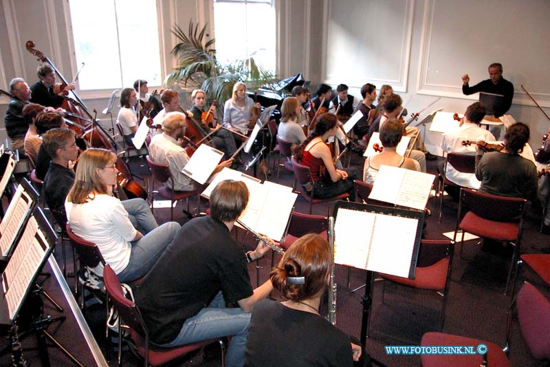 99082005.jpg - DE DORDTENAAR :Dordrecht:20-08-1999: repetitie belancto festival orkerst toonkunst muziekschool aan de munt 5 dordrechtDeze digitale foto blijft eigendom van FOTOPERSBURO BUSINK. Wij hanteren de voorwaarden van het N.V.F. en N.V.J. Gebruik van deze foto impliceert dat u bekend bent  en akkoord gaat met deze voorwaarden bij publicatie.EB/ETIENNE BUSINK