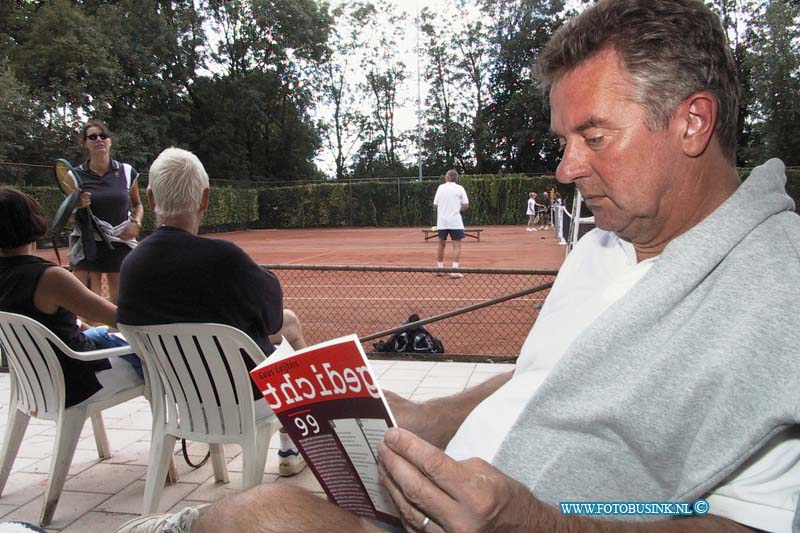 99082102.jpg - DE DORDTENAAR :Dordsrecht:21-08-1999:tennis teornooi voor schrijver prof waterinklaaan dordrecht bij dltcDeze digitale foto blijft eigendom van FOTOPERSBURO BUSINK. Wij hanteren de voorwaarden van het N.V.F. en N.V.J. Gebruik van deze foto impliceert dat u bekend bent  en akkoord gaat met deze voorwaarden bij publicatie.EB/ETIENNE BUSINK