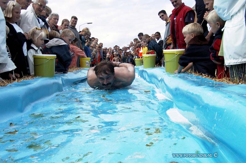 99082103.jpg - DE DORDTENAAR :S'gravendeel:21-08-1999:tijdens de feest weken in s'grvndeel wordt het ffest afgesloten aan de haven et kampioenschap buik gelidenDeze digitale foto blijft eigendom van FOTOPERSBURO BUSINK. Wij hanteren de voorwaarden van het N.V.F. en N.V.J. Gebruik van deze foto impliceert dat u bekend bent  en akkoord gaat met deze voorwaarden bij publicatie.EB/ETIENNE BUSINK