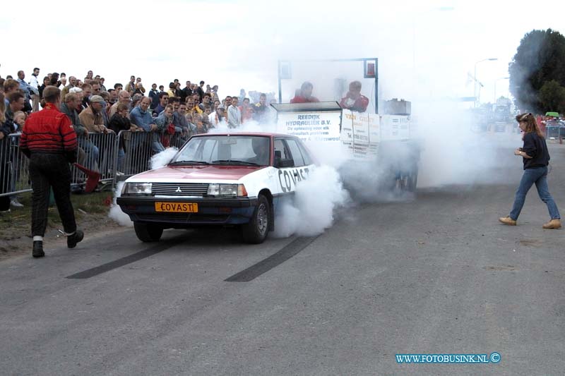 99082104.jpg - DE DORDTENAAR :S'gravendeel:21-08-1999:tijdens de feest weken in s'gravendeel wordt het feest afgesloten aan de haven met kampioenschaptrekkertrekDeze digitale foto blijft eigendom van FOTOPERSBURO BUSINK. Wij hanteren de voorwaarden van het N.V.F. en N.V.J. Gebruik van deze foto impliceert dat u bekend bent  en akkoord gaat met deze voorwaarden bij publicatie.EB/ETIENNE BUSINK