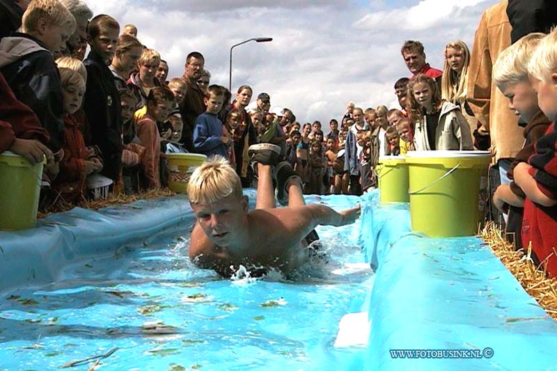 99082106.jpg - DE DORDTENAAR :S'gravendeel:21-08-1999:tijdens de feest weken in s'grvndeel wordt het ffest afgesloten aan de haven et kampioenschap buik gelidenDeze digitale foto blijft eigendom van FOTOPERSBURO BUSINK. Wij hanteren de voorwaarden van het N.V.F. en N.V.J. Gebruik van deze foto impliceert dat u bekend bent  en akkoord gaat met deze voorwaarden bij publicatie.EB/ETIENNE BUSINK