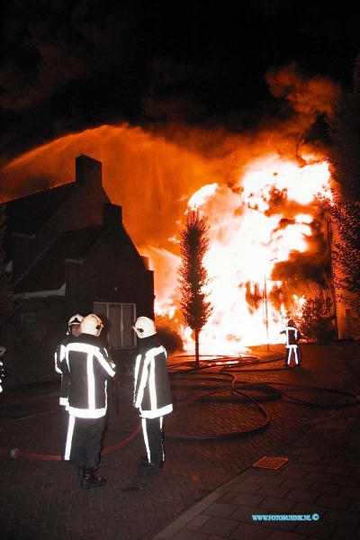 99082206.jpg - WFA :Leerdam:22-08-1999:eengrote brand die om even voor 3uur  bij de glasfabriek van leerdam in het gedeelte waar ze verpakingmatriaal maken en opslaan en waar de ovens aan grensen de schade loop in de miljoenen 200 honderd bewooners moetsetn in alle haast hun woning verlaten en werden op gevangen in huis ter leede in leerdam waar de gemeente voor iedereen een ander onder dak probeerd te verlenen zo'n 125 brandweer mensen bestreden de brand .ook werdt het regionaal rampen team in werking gesteld waar bij de ggd met nood tenten uitrukte om mensen in op te vangen.Deze digitale foto blijft eigendom van FOTOPERSBURO BUSINK. Wij hanteren de voorwaarden van het N.V.F. en N.V.J. Gebruik van deze foto impliceert dat u bekend bent  en akkoord gaat met deze voorwaarden bij publicatie.EB/ETIENNE BUSINK