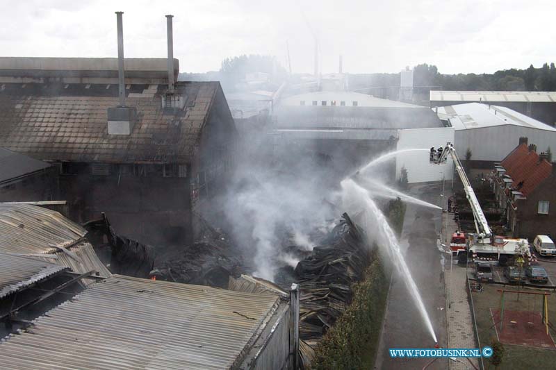 99082214.jpg - WFA :Leerdam:22-08-1999:s'morgens was de schade van de brand goed te zien overal waren hiuzen en auto's an andere dingen verbrand of gwesmolten door de hitte.een grote brand die om even voor 3uur  bij de glasfabriek van leerdam in het gedeelte waar ze verpakingmatriaal maken en opslaan en waar de ovens aan grensen de schade loop in de miljoenen 200 honderd bewooners moetsetn in alle haast hun woning verlaten en werden op gevangen in huis ter leede in leerdam waar de gemeente voor iedereen een ander onder dak probeerd te verlenen zo'n 125 brandweer mensen bestreden de brand .ook werdt het regionaal rampen team in werking gesteld waar bij de ggd met nood tenten uitrukte om mensen in op te vangen.Deze digitale foto blijft eigendom van FOTOPERSBURO BUSINK. Wij hanteren de voorwaarden van het N.V.F. en N.V.J. Gebruik van deze foto impliceert dat u bekend bent  en akkoord gaat met deze voorwaarden bij publicatie.EB/ETIENNE BUSINK