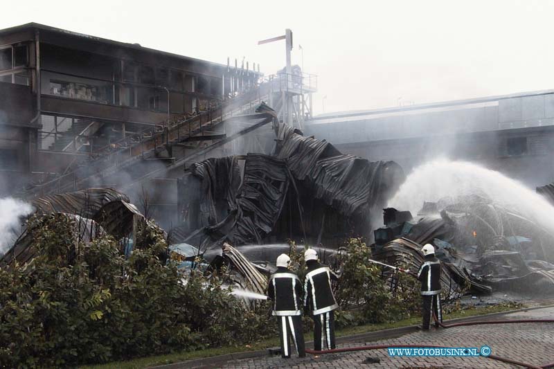 99082218.jpg - WFA :Leerdam:22-08-1999:s'morgens was de schade van de brand goed te zien overal waren hiuzen en auto's an andere dingen verbrand of gwesmolten door de hitte.een grote brand die om even voor 3uur  bij de glasfabriek van leerdam in het gedeelte waar ze verpakingmatriaal maken en opslaan en waar de ovens aan grensen de schade loop in de miljoenen 200 honderd bewooners moetsetn in alle haast hun woning verlaten en werden op gevangen in huis ter leede in leerdam waar de gemeente voor iedereen een ander onder dak probeerd te verlenen zo'n 125 brandweer mensen bestreden de brand .ook werdt het regionaal rampen team in werking gesteld waar bij de ggd met nood tenten uitrukte om mensen in op te vangen.Deze digitale foto blijft eigendom van FOTOPERSBURO BUSINK. Wij hanteren de voorwaarden van het N.V.F. en N.V.J. Gebruik van deze foto impliceert dat u bekend bent  en akkoord gaat met deze voorwaarden bij publicatie.EB/ETIENNE BUSINK