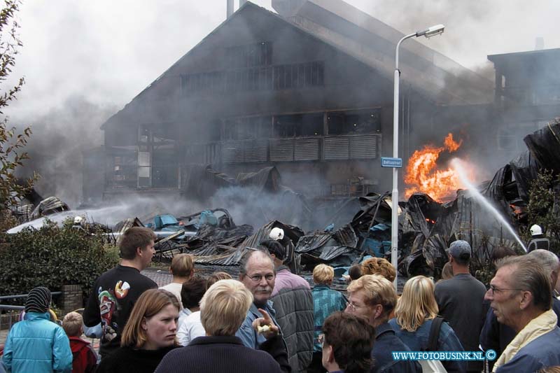 99082220.jpg - ROTTERDAMS DAGBLAD :Leerdam:22-08-1999:s'morgens was de schade van de brand goed te zien overal waren hiuzen en auto's an andere dingen verbrand of gwesmolten door de hitte.een grote brand die om even voor 3uur  bij de glasfabriek van leerdam in het gedeelte waar ze verpakingmatriaal maken en opslaan en waar de ovens aan grensen de schade loop in de miljoenen 200 honderd bewooners moetsetn in alle haast hun woning verlaten en werden op gevangen in huis ter leede in leerdam waar de gemeente voor iedereen een ander onder dak probeerd te verlenen zo'n 125 brandweer mensen bestreden de brand .ook werdt het regionaal rampen team in werking gesteld waar bij de ggd met nood tenten uitrukte om mensen in op te vangen.Deze digitale foto blijft eigendom van FOTOPERSBURO BUSINK. Wij hanteren de voorwaarden van het N.V.F. en N.V.J. Gebruik van deze foto impliceert dat u bekend bent  en akkoord gaat met deze voorwaarden bij publicatie.EB/ETIENNE BUSINK