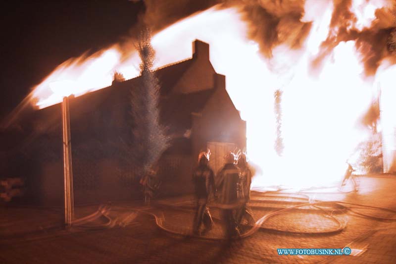 99082223.jpg - ROTTERDAMS DAGBLAD :Leerdam:22-08-1999:eengrote brand die om even voor 3uur  bij de glasfabriek van leerdam in het gedeelte waar ze verpakingmatriaal maken en opslaan en waar de ovens aan grensen de schade loop in de miljoenen 200 honderd bewooners moetsetn in alle haast hun woning verlaten en werden op gevangen in huis ter leede in leerdam waar de gemeente voor iedereen een ander onder dak probeerd te verlenen zo'n 125 brandweer mensen bestreden de brand .ook werdt het regionaal rampen team in werking gesteld waar bij de ggd met nood tenten uitrukte om mensen in op te vangen.Deze digitale foto blijft eigendom van FOTOPERSBURO BUSINK. Wij hanteren de voorwaarden van het N.V.F. en N.V.J. Gebruik van deze foto impliceert dat u bekend bent  en akkoord gaat met deze voorwaarden bij publicatie.EB/ETIENNE BUSINK