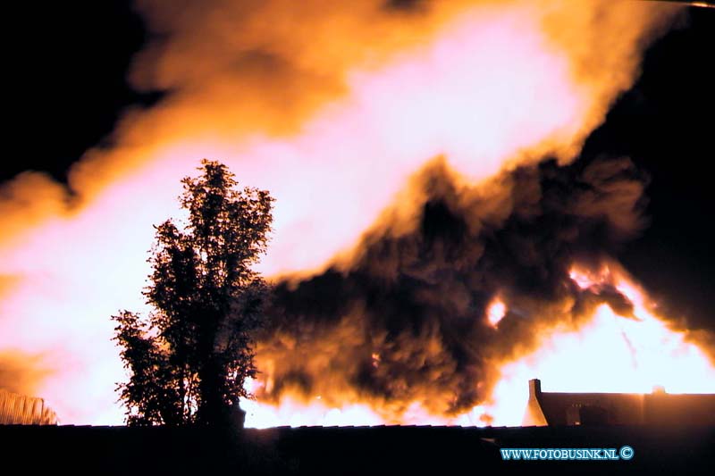 99082227.jpg - LOCOM :Leerdam:22-08-1999:eengrote brand die om even voor 3uur  bij de glasfabriek van leerdam in het gedeelte waar ze verpakingmatriaal maken en opslaan en waar de ovens aan grensen de schade loop in de miljoenen 200 honderd bewooners moetsetn in alle haast hun woning verlaten en werden op gevangen in huis ter leede in leerdam waar de gemeente voor iedereen een ander onder dak probeerd te verlenen zo'n 125 brandweer mensen bestreden de brand .ook werdt het regionaal rampen team in werking gesteld waar bij de ggd met nood tenten uitrukte om mensen in op te vangen.Deze digitale foto blijft eigendom van FOTOPERSBURO BUSINK. Wij hanteren de voorwaarden van het N.V.F. en N.V.J. Gebruik van deze foto impliceert dat u bekend bent  en akkoord gaat met deze voorwaarden bij publicatie.EB/ETIENNE BUSINK