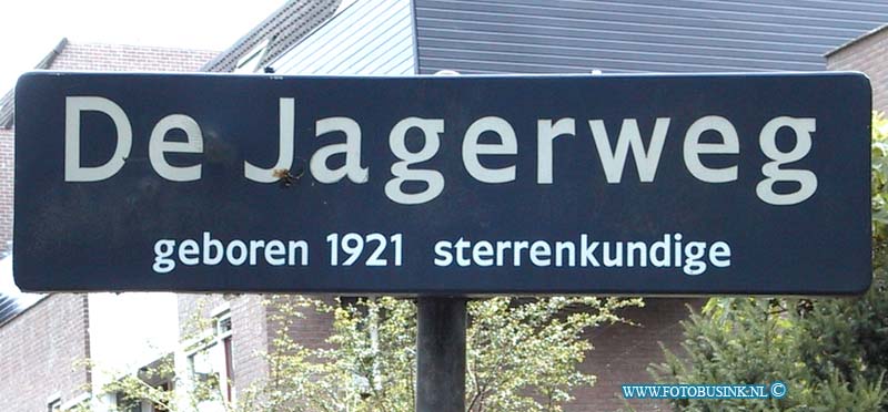 99082229.jpg - DE STEM VAN DORDT :Dordrecht:22-08-1999:jagerweg sterrenburg zijn de makers van het nieuwe straatnaam bordtje het jaar tal van de sterren kundige vergeten in te vullen  ze dachten als ik het jaar tal niet weet dan moet de rest van dordt het maar zelf in vullen ......................................Deze digitale foto blijft eigendom van FOTOPERSBURO BUSINK. Wij hanteren de voorwaarden van het N.V.F. en N.V.J. Gebruik van deze foto impliceert dat u bekend bent  en akkoord gaat met deze voorwaarden bij publicatie.EB/ETIENNE BUSINK