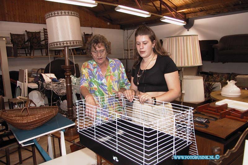 99082606.jpg - NETWERK/STADSVERVOER :Dordrecht:26-08-1999:de schillenwacht roemer visserstraat  van de mevr die er het langst er zit al 16 jaar dordrecht ze verkoop de spullen aan klantenDeze digitale foto blijft eigendom van FOTOPERSBURO BUSINK. Wij hanteren de voorwaarden van het N.V.F. en N.V.J. Gebruik van deze foto impliceert dat u bekend bent  en akkoord gaat met deze voorwaarden bij publicatie.EB/ETIENNE BUSINK