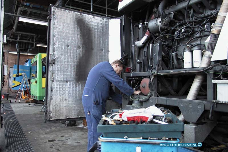 99082607.jpg - NETWERK/STADSVERVOER :Dordrecht:26-08-1999:netwerk baanhoekweg werkplaats het onder houd van de bussen wordt in mindermaten uitgeveord door netwerk voor stadsvervoer omdat er ook steeds minder buseen komen   Deze digitale foto blijft eigendom van FOTOPERSBURO BUSINK. Wij hanteren de voorwaarden van het N.V.F. en N.V.J. Gebruik van deze foto impliceert dat u bekend bent  en akkoord gaat met deze voorwaarden bij publicatie.EB/ETIENNE BUSINK