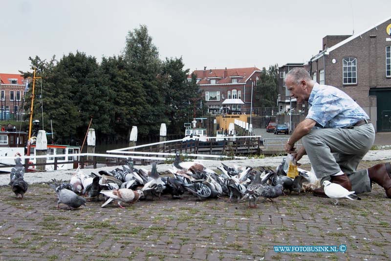 99082609.jpg - DE DORDTENAAR :Dordrecht:26-08-1999:blijehoek 235 dhr p.a. de jong voerd al 9 jaar zijn duiven bij havenDeze digitale foto blijft eigendom van FOTOPERSBURO BUSINK. Wij hanteren de voorwaarden van het N.V.F. en N.V.J. Gebruik van deze foto impliceert dat u bekend bent  en akkoord gaat met deze voorwaarden bij publicatie.EB/ETIENNE BUSINK