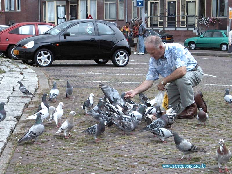 99082611.jpg - DE DORDTENAAR :Dordrecht:26-08-1999:blijehoek 235 dhr p.a. de jong voerd al 9 jaar zijn duiven bij havenDeze digitale foto blijft eigendom van FOTOPERSBURO BUSINK. Wij hanteren de voorwaarden van het N.V.F. en N.V.J. Gebruik van deze foto impliceert dat u bekend bent  en akkoord gaat met deze voorwaarden bij publicatie.EB/ETIENNE BUSINK