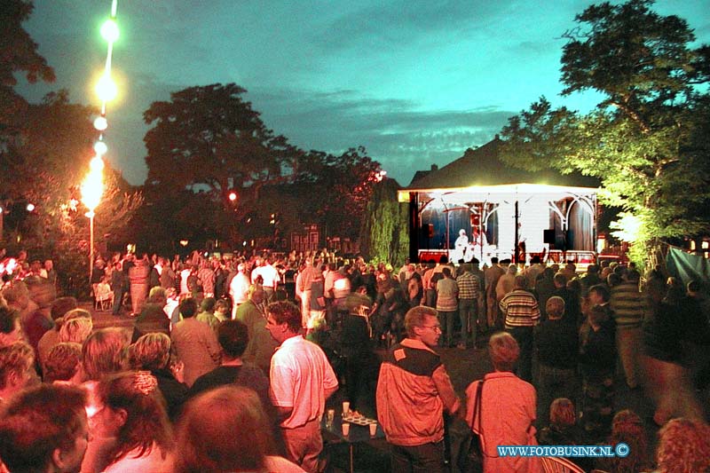 99082703.jpg - DE DORDTENAAR :Papendrecht:27-08-1999:de amezing stroopwaffels treden in de oude muziek tent van papendrecht op aan de eilandstraatDeze digitale foto blijft eigendom van FOTOPERSBURO BUSINK. Wij hanteren de voorwaarden van het N.V.F. en N.V.J. Gebruik van deze foto impliceert dat u bekend bent  en akkoord gaat met deze voorwaarden bij publicatie.EB/ETIENNE BUSINK