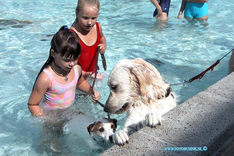 99082913.jpg - LOCOM: zwembad papendrecht honden bezitters mogen op de laaste dag van het seisoen met baas in zwembad zwemmenDeze digitale foto blijft eigendom van FOTOPERSBURO BUSINK. Wij hanteren de voorwaarden van het N.V.F. en N.V.J. Gebruik van deze foto impliceert dat u bekend bent  en akkoord gaat met deze voorwaarden bij publicatie.EB/ETIENNE BUSINK