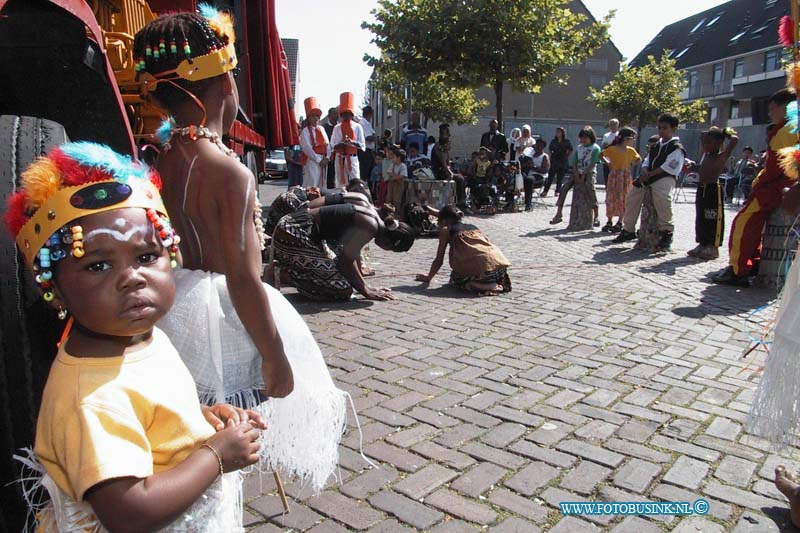 99082916.jpg - LOCOM :Dordrecht:28-08-1999: jjl ten kate straat 21 een culturele middag met optredens en carnavals schow dordrechtDeze digitale foto blijft eigendom van FOTOPERSBURO BUSINK. Wij hanteren de voorwaarden van het N.V.F. en N.V.J. Gebruik van deze foto impliceert dat u bekend bent  en akkoord gaat met deze voorwaarden bij publicatie.EB/ETIENNE BUSINK