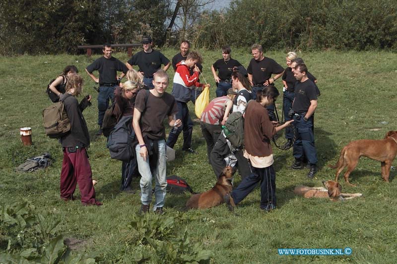 99083010.jpg - DE DORDTENAAR :Heinenoord:30-08-1999:de illegale house partij in heinenoord is vanmiddag om 14,00 geeindigt door 2 peletons m.e. van de poltie rotterdam en zuid holland zuid het was een vreedige ontruiming om 16,00 gingen de laaste bezoekers van het mega festijn waar zo'n 1500 mensen het weekend aan wezig waren naar huis waards de bezoekers kwamen van uit diverse landen uit hewel europaDeze digitale foto blijft eigendom van FOTOPERSBURO BUSINK. Wij hanteren de voorwaarden van het N.V.F. en N.V.J. Gebruik van deze foto impliceert dat u bekend bent  en akkoord gaat met deze voorwaarden bij publicatie.EB/ETIENNE BUSINK