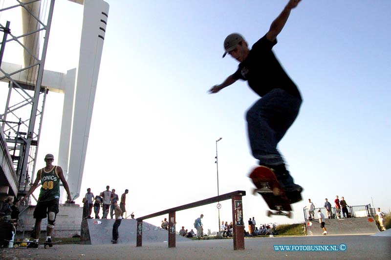 99090404.jpg - DE DORDTENAAR :Dordrecht:04-09-1999:dorste skate park dokweg kampioenschapen skatenDeze digitale foto blijft eigendom van FOTOPERSBURO BUSINK. Wij hanteren de voorwaarden van het N.V.F. en N.V.J. Gebruik van deze foto impliceert dat u bekend bent  en akkoord gaat met deze voorwaarden bij publicatie.EB/ETIENNE BUSINK