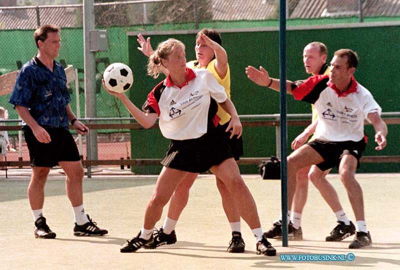 99090503.jpg - DE DORDTENAAR SPORT :Dordrecht:05-09-1999: sportpark gravensingel wedstrijdplaat sporting delta -alo korfbalDeze digitale foto blijft eigendom van FOTOPERSBURO BUSINK. Wij hanteren de voorwaarden van het N.V.F. en N.V.J. Gebruik van deze foto impliceert dat u bekend bent  en akkoord gaat met deze voorwaarden bij publicatie.EB/ETIENNE BUSINK