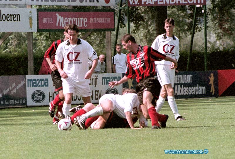 99090505.jpg - HET KONTAKT:Papendrecht:05-09-1999:sportpark t slobbegors voetbalwestrijd papendrecht-voabDeze digitale foto blijft eigendom van FOTOPERSBURO BUSINK. Wij hanteren de voorwaarden van het N.V.F. en N.V.J. Gebruik van deze foto impliceert dat u bekend bent  en akkoord gaat met deze voorwaarden bij publicatie.EB/ETIENNE BUSINK