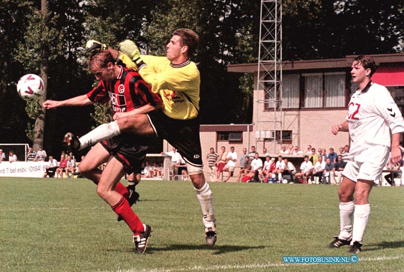 99090506.jpg - DE DORDTENAAR SPORT:Papendrecht:05-09-1999:sportpark t slobbegors voetbalwestrijd papendrecht-voabDeze digitale foto blijft eigendom van FOTOPERSBURO BUSINK. Wij hanteren de voorwaarden van het N.V.F. en N.V.J. Gebruik van deze foto impliceert dat u bekend bent  en akkoord gaat met deze voorwaarden bij publicatie.EB/ETIENNE BUSINK